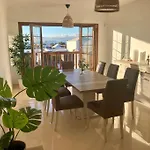 Luxury 4-bedroom With Heated Pool + Sea View فيلة