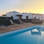 Luxury 4-bedroom With Heated Pool + Sea View فيلة