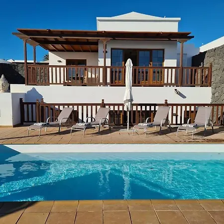 Luxury 4-bedroom With Heated Pool + Sea View Villa Playa Blanca