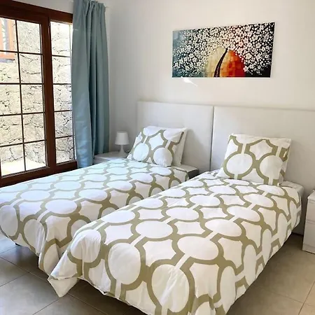 Luxury 4-bedroom With Heated Pool + Sea View ヴィラ