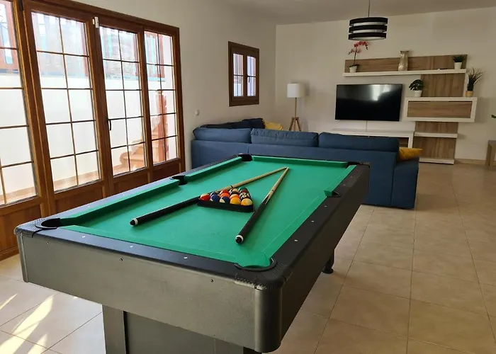 Luxury 4-bedroom With Heated Pool + Sea View